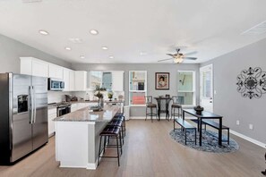 Fridge, microwave, oven, stovetop - Magnolia Haus at Solms Landing (New Braunfels)