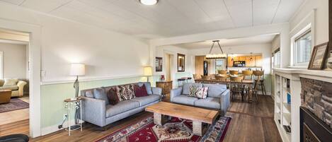 Smart TV, fireplace, books, stereo