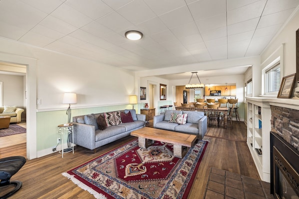 智能電視、壁爐、書籍、音響