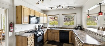 Historic Downtown Truckee Home, Walkable to Shops and Restaurants, Perfect for Families and Groups!