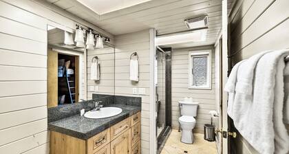 Mountain Lotus Retreat - Summer Getaway at Historic Downtown Truckee Home, Walk to Shops and Dining
