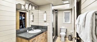 Mountain Lotus Retreat - Summer Getaway at Historic Downtown Truckee Home, Walk to Shops and Dining