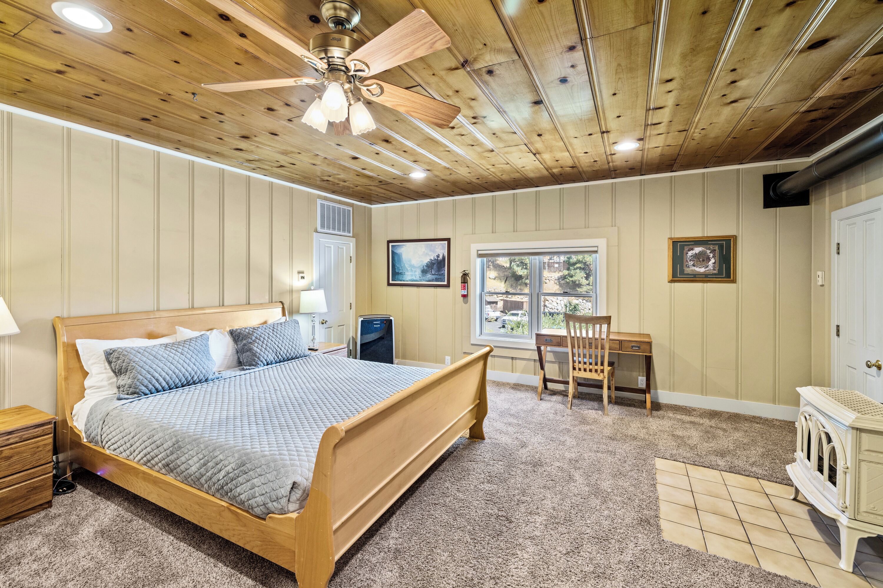 6 bedrooms, desk, iron/ironing board, free WiFi