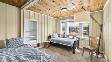 6 bedrooms, desk, iron/ironing board, free WiFi