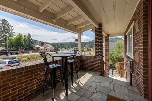 Mountain Lotus Retreat - Large Historic Downtown Truckee Home, Walk to Shops and Restaurants