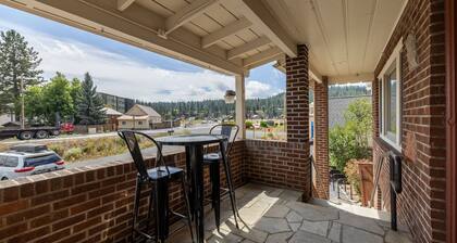 Mountain Lotus Retreat - Large Historic Downtown Truckee Home, Walk to Shops and Restaurants