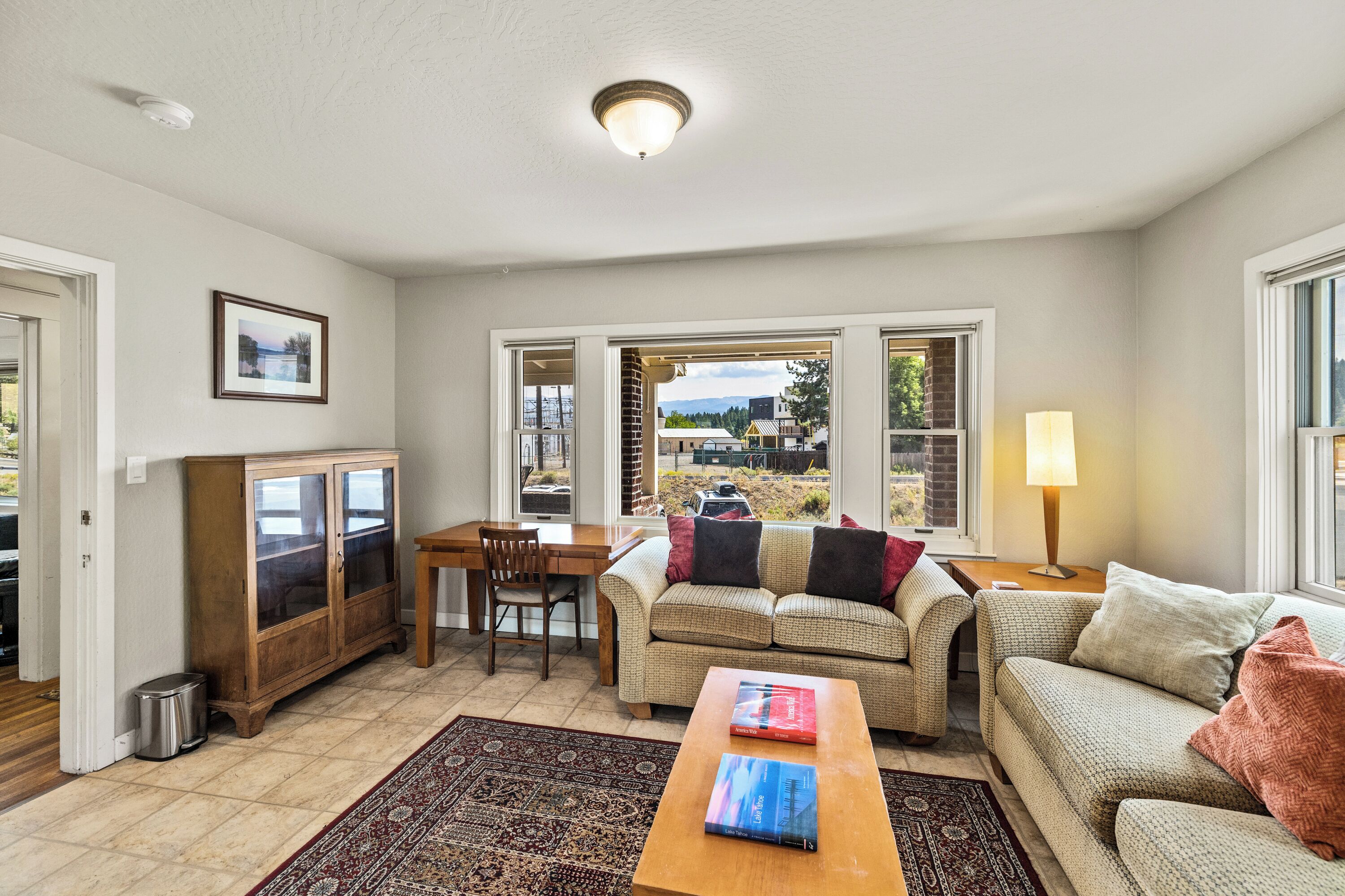 Smart TV, fireplace, books, stereo