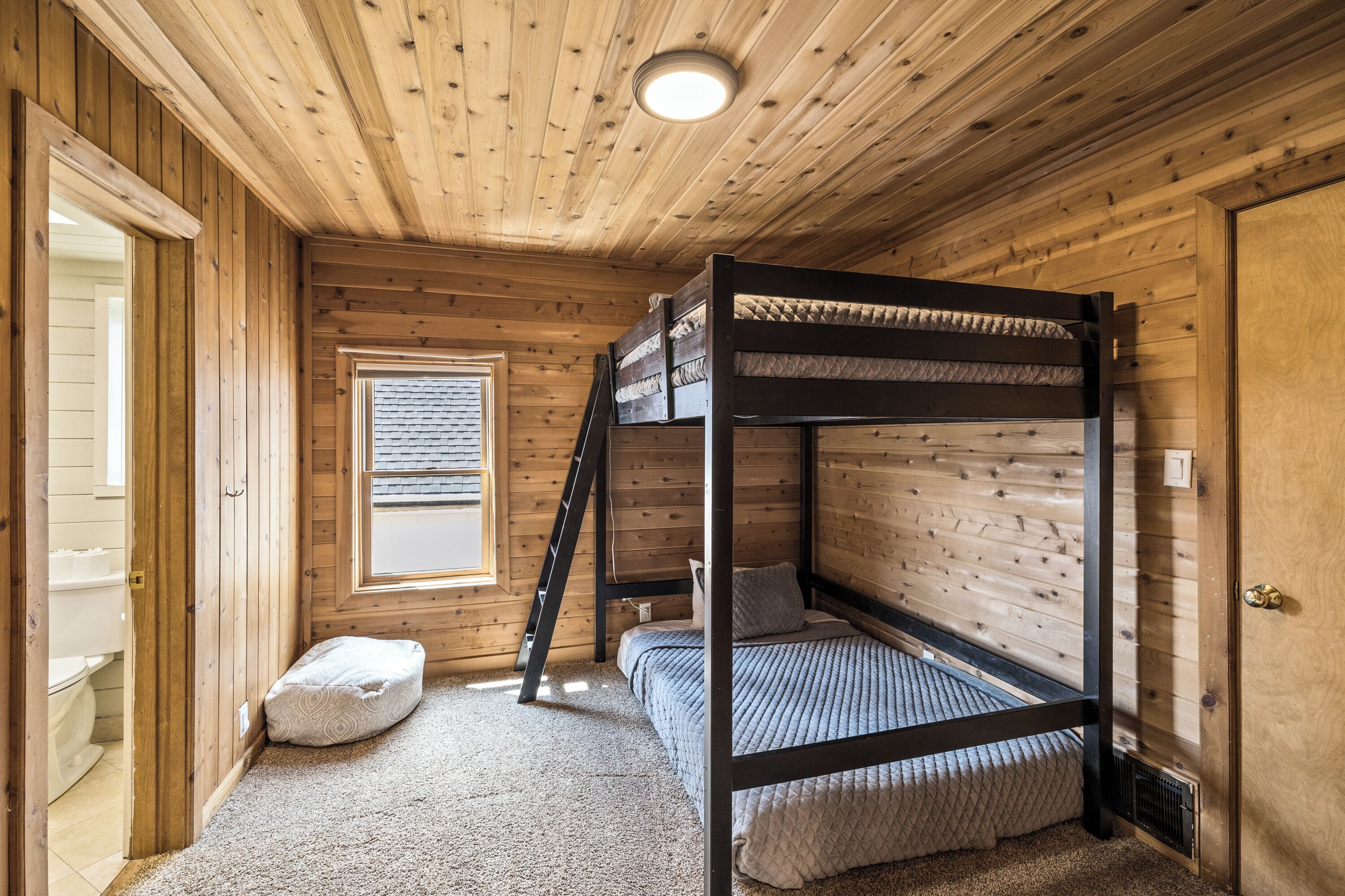 6 bedrooms, desk, iron/ironing board, free WiFi