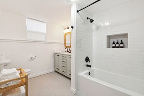 Een haardroger, handdoeken, zeep, shampoo