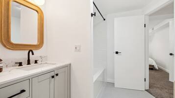 Secadora de cabello, toallas, jabón, shampoo