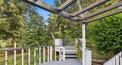 Charming 1-bedroom house in lovely Burien with high speed WiFi,