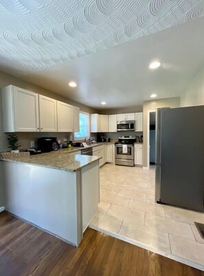 Refrigerador, microondas, horno y parrilla de estufa 