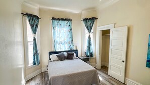 Unclassified image, 4 of 33, button - Newly Remodel Duplex Free Parking 3-Bed-1 Bath. (Sacramento)