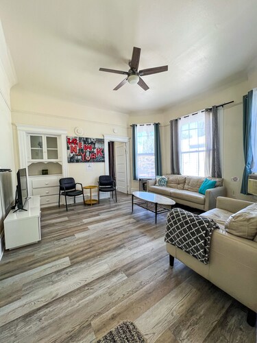 Newly Remodel Duplex Free Parking 3-Bed-1 Bath.