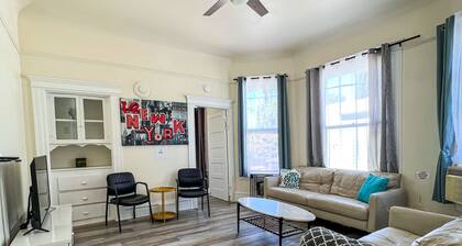 Newly Remodel Duplex Free Parking 3-Bed-1 Bath.