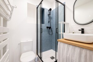Shower, free toiletries, hair dryer, towels