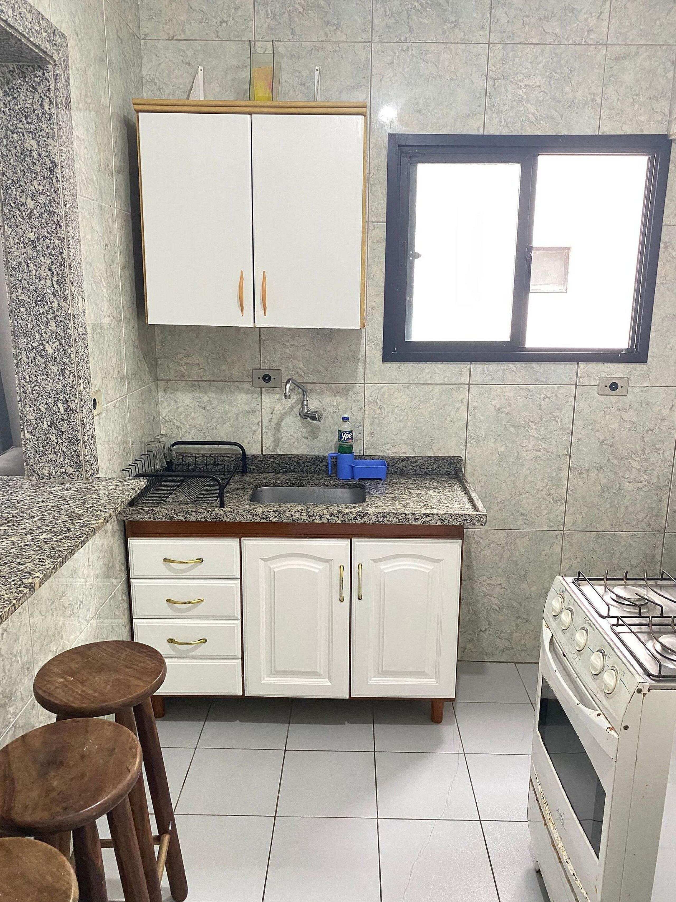 Appartement | Privékeuken | Kookgerei, borden en bestek, een eettafel