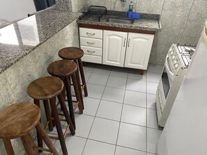 Huoneisto | Yksityinen keittiö | Keittoastiat/astiat/ruokailuvälineet, ruokailupöytä