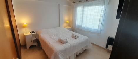 8 bedrooms, WiFi, bed sheets