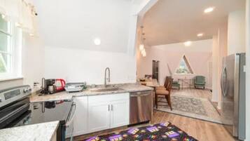 Réfrigérateur, four à micro-ondes, un four, surface de cuisson