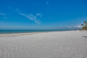 Playa en los alrededores, camastros y toallas de playa 