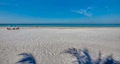 Charming 3-bedroom house 2 minute walk to beach, sleep 10+ and fully renovated!