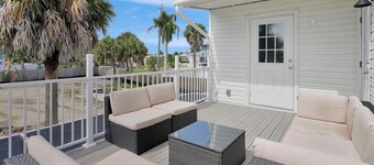 Charming 3-bedroom house 2 minute walk to beach, sleep 10+ and fully renovated!