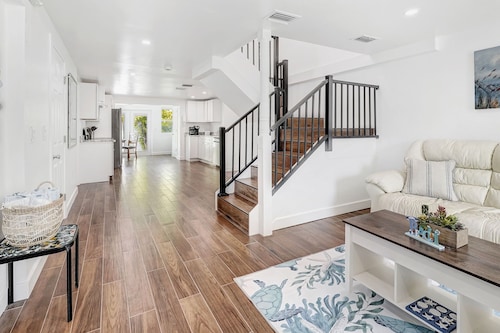 Charming 3-bedroom house 2 minute walk to beach, sleep 10+ and fully renovated!