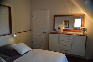 3 quartos, cofres nos quartos, ferros/tábuas de passar roupa, Wi-Fi