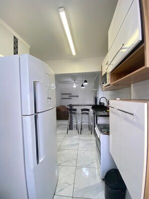Appartement | Privékeuken | Kookgerei, borden en bestek, eettafels