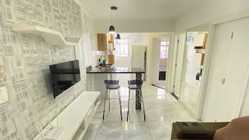 Apartment | Eigene Küche | Kochgeschirr/Geschirr/Besteck, Esstisch