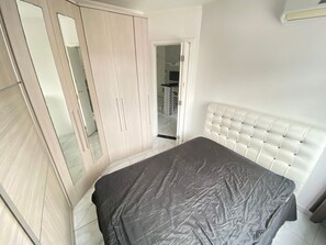 Apartment | 2 bedrooms, blackout curtains, iron/ironing board, free WiFi - Pé na Areia Praia do Gonzaguinha (Sao Vicente)