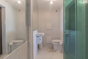 Haartrockner, Handtücher, Seife, Shampoo