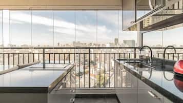 Refrigerador, microondas, parrilla de estufa y cafetera y tetera