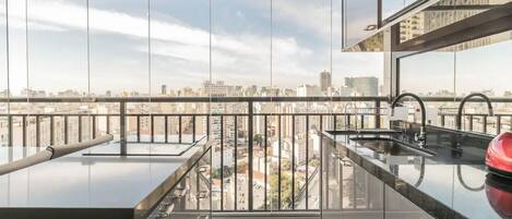 Kühlschrank, Mikrowelle, Herdplatte, Wasserkocher mit Kaffee-/Teezubehör