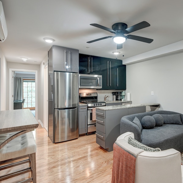 Comfort Apartment, Balcony, City View | Living area