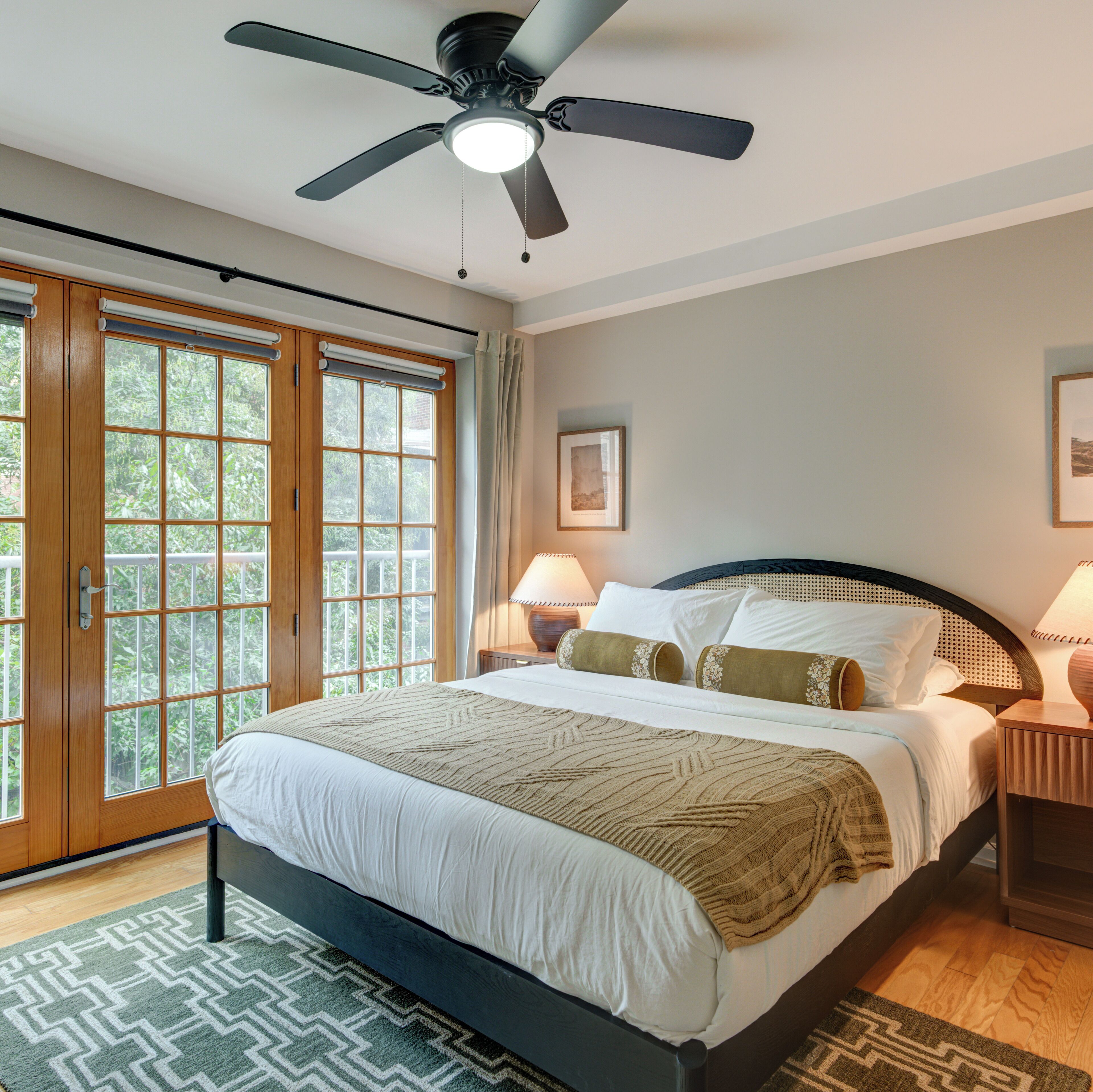 คอมฟอร์ทอพาร์ทเมนท์, ระเบียง, วิวเมือง | 1 ห้องนอน, เตารีด/โต๊ะรีดผ้า, Wi-Fi ฟรี, ผ้าปูที่นอน