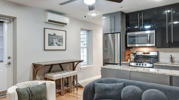 Comfort Apartment, Balcony, City View | Living area