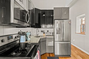 Appartement Signature, vue ville | Cuisine privée | Four, plaque de cuisson, lave-vaisselle