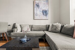 Signature Apartment, City View | Living area