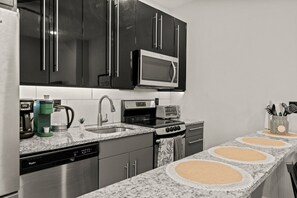 Signature Apartment, City View, Corner | Private kitchen