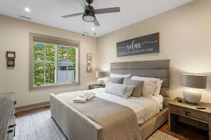 3 bedrooms, desk, free WiFi, bed sheets - Designer Mountain Home in Upscale Community (Boone)