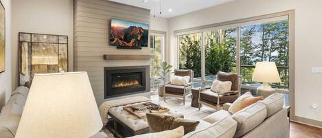 Smart-TV, Kamin, Tischtennisplatte