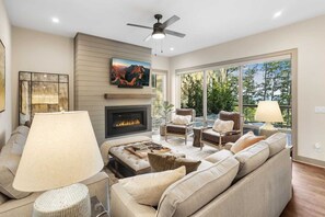 Smart TV, fireplace, ping pong - Designer Mountain Home in Upscale Community (Boone)