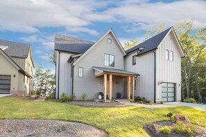 Exterior - Designer Mountain Home in Upscale Community (Boone)