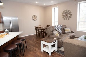 TV - Weaver Loft: Cozy Downtown Retreat in the Heart of Mansfield - Home of Laura Ingalls Wilder! (Mansfield)