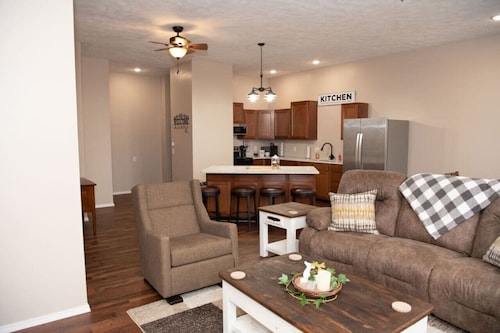 Weaver Loft: Cozy Downtown Retreat in the Heart of Mansfield - Home of Laura Ingalls Wilder!