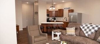 Weaver Loft: Cozy Downtown Retreat in the Heart of Mansfield - Home of Laura Ingalls Wilder!