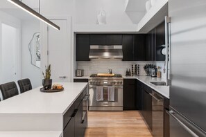Geladeira, micro-ondas, fogão, cooktop