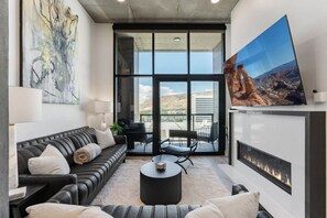 Smart TV, fireplace, ping pong